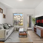 2 Bedroom Modern Townhouse Near Aspen Landing With Garage Parking, Fast Wi-Fi, Office, 2 Full Baths & Netflix