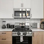 2 Bedroom Modern Townhouse Near Aspen Landing With Garage Parking, Fast Wi-Fi, Office, 2 Full Baths & Netflix