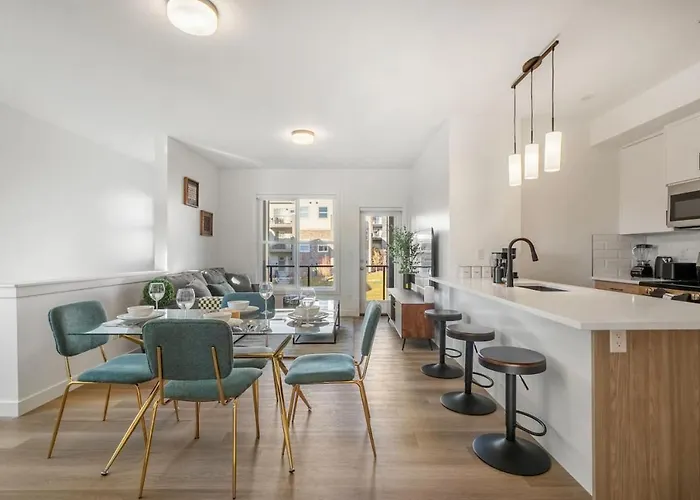2 Bedroom Modern Townhouse Near Aspen Landing With Garage Parking, Fast Wi-Fi, Office, 2 Full Baths & Netflix