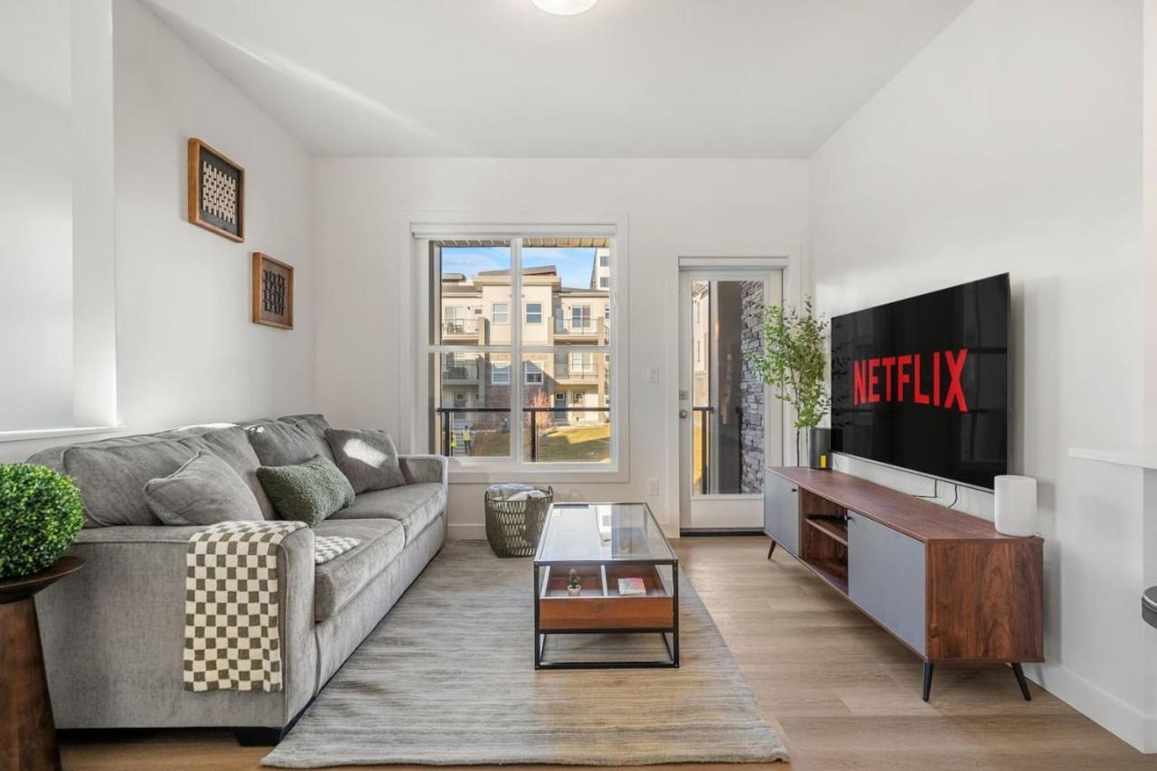 2 Bedroom Modern Townhouse Near Aspen Landing With Garage Parking, Fast Wi-fi, Office, 2 Full Baths & Netflix Calgary