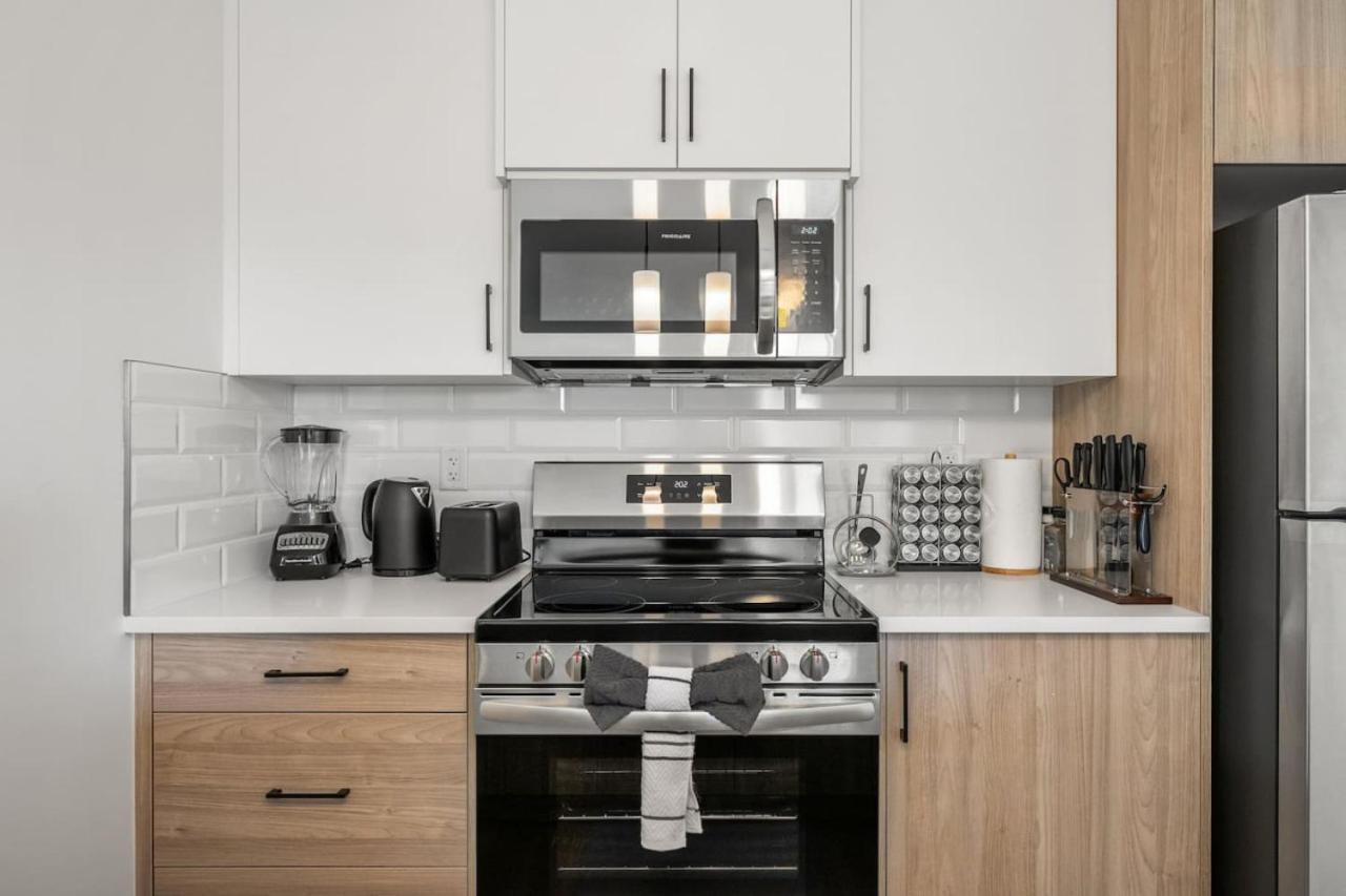 Hébergement de vacances 2 Bedroom Modern Townhouse Near Aspen Landing With Garage Parking, Fast Wi-fi, Office, 2 Full Baths & Netflix *