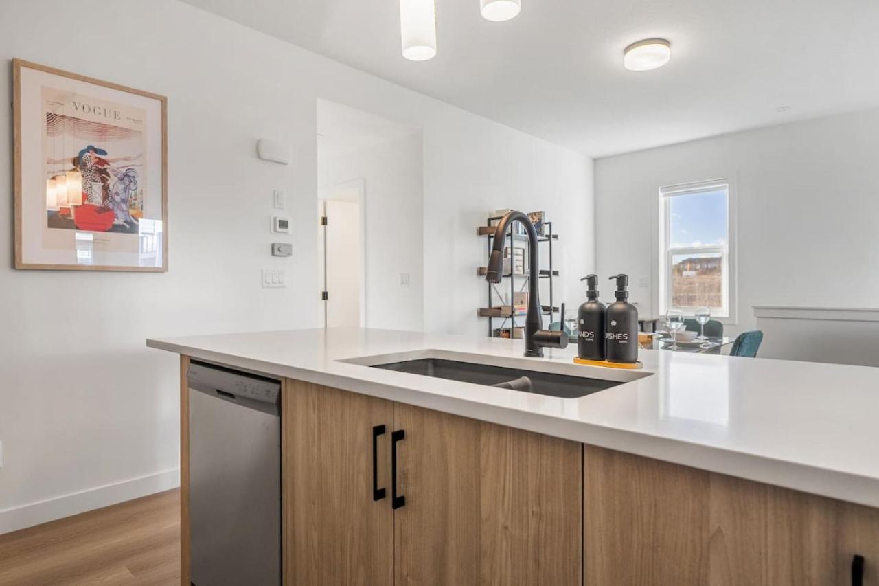 Hébergement de vacances 2 Bedroom Modern Townhouse Near Aspen Landing With Garage Parking, Fast Wi-fi, Office, 2 Full Baths & Netflix Calgary