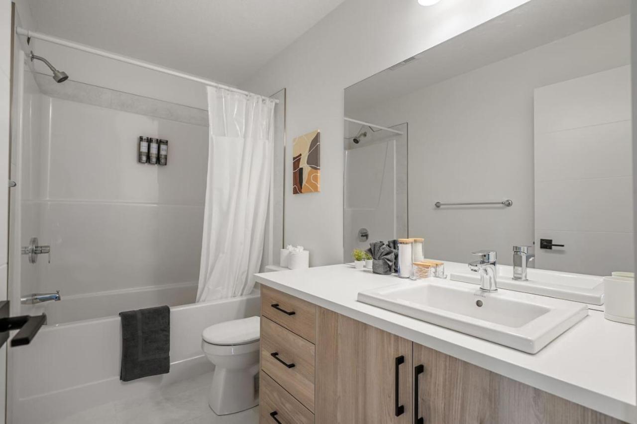 2 Bedroom Modern Townhouse Near Aspen Landing With Garage Parking, Fast Wi-fi, Office, 2 Full Baths & Netflix * Calgary