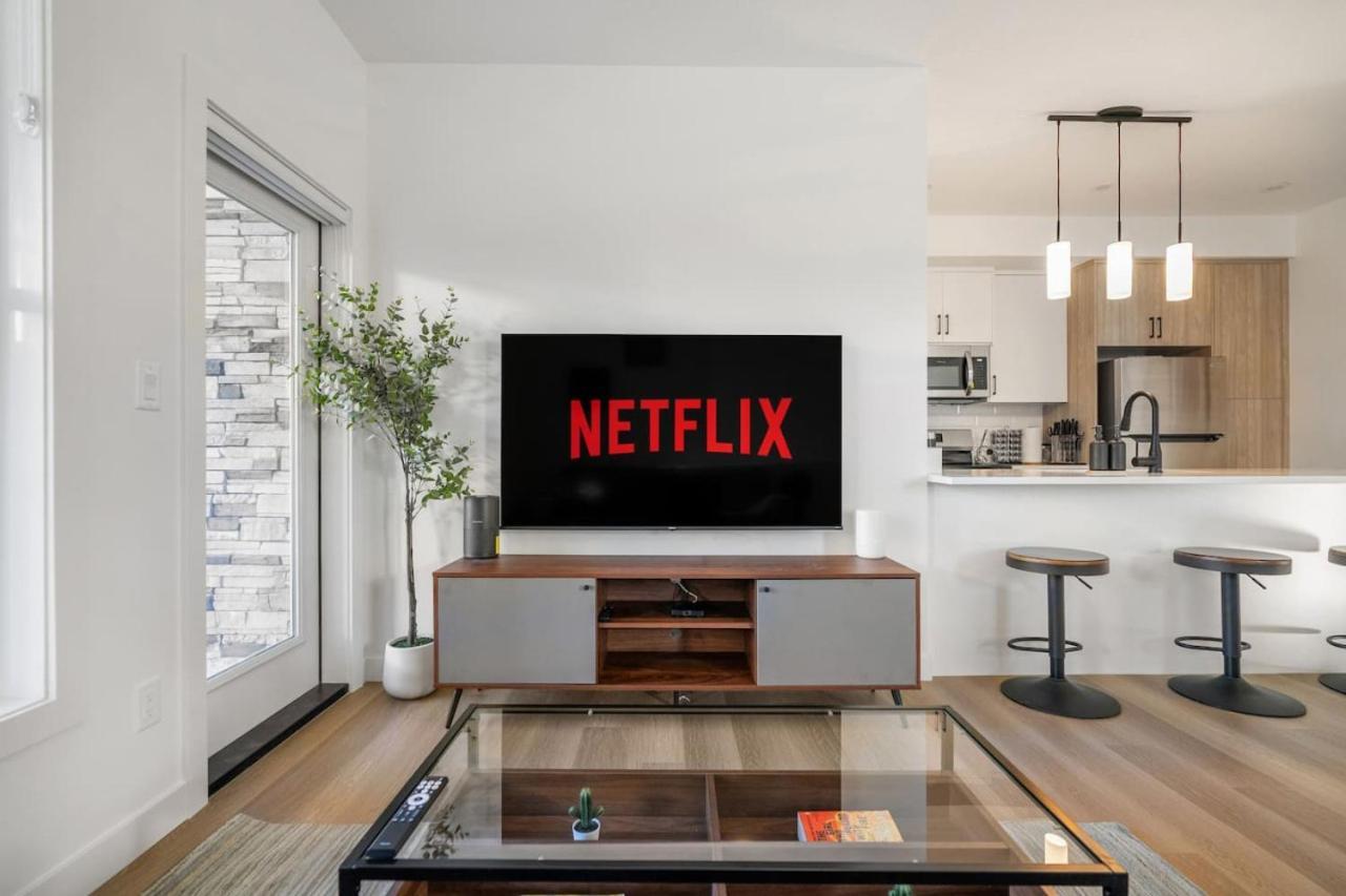 Hébergement de vacances 2 Bedroom Modern Townhouse Near Aspen Landing With Garage Parking, Fast Wi-fi, Office, 2 Full Baths & Netflix