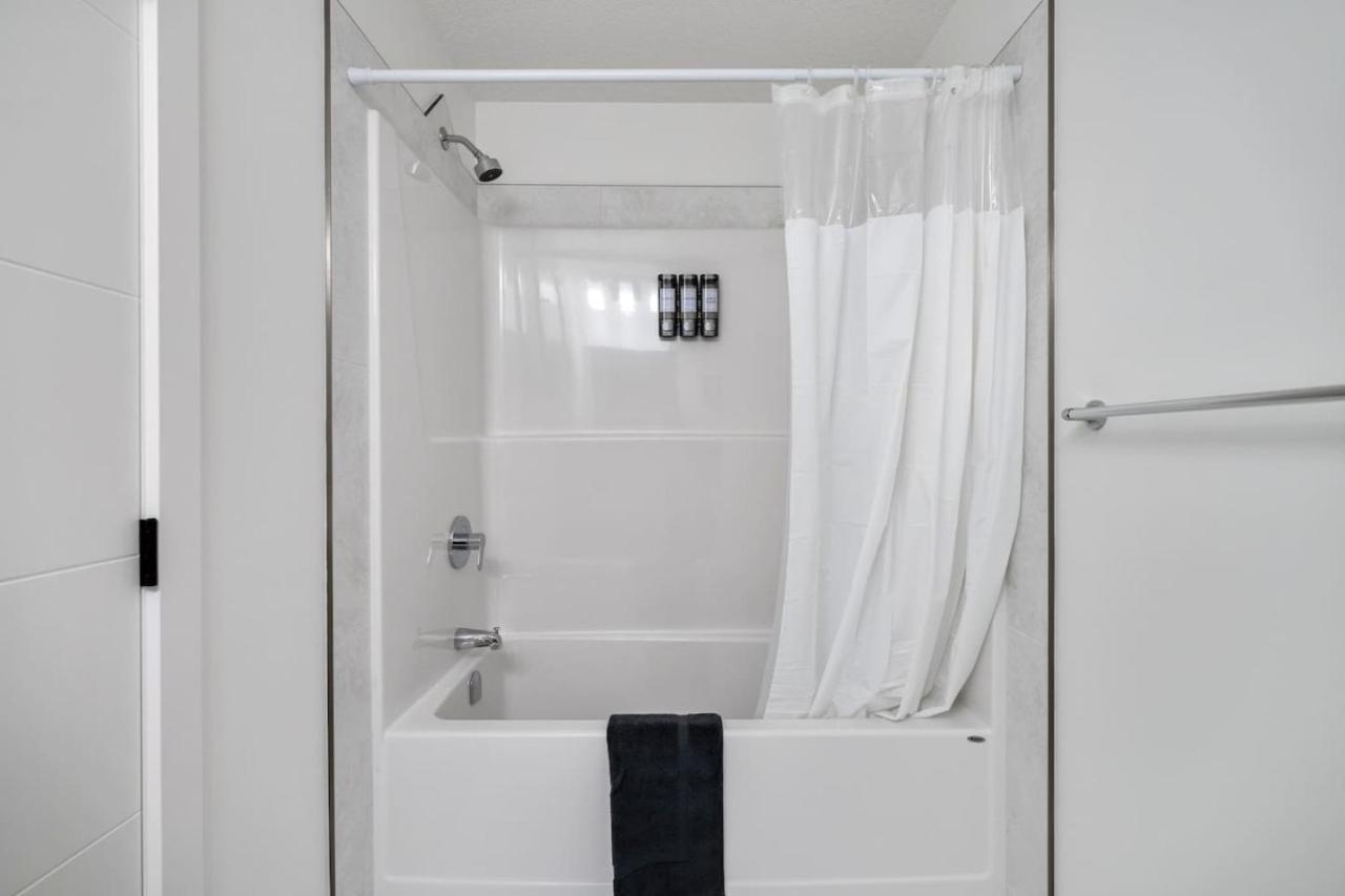 2 Bedroom Modern Townhouse Near Aspen Landing With Garage Parking, Fast Wi-fi, Office, 2 Full Baths & Netflix Hébergement de vacances *
