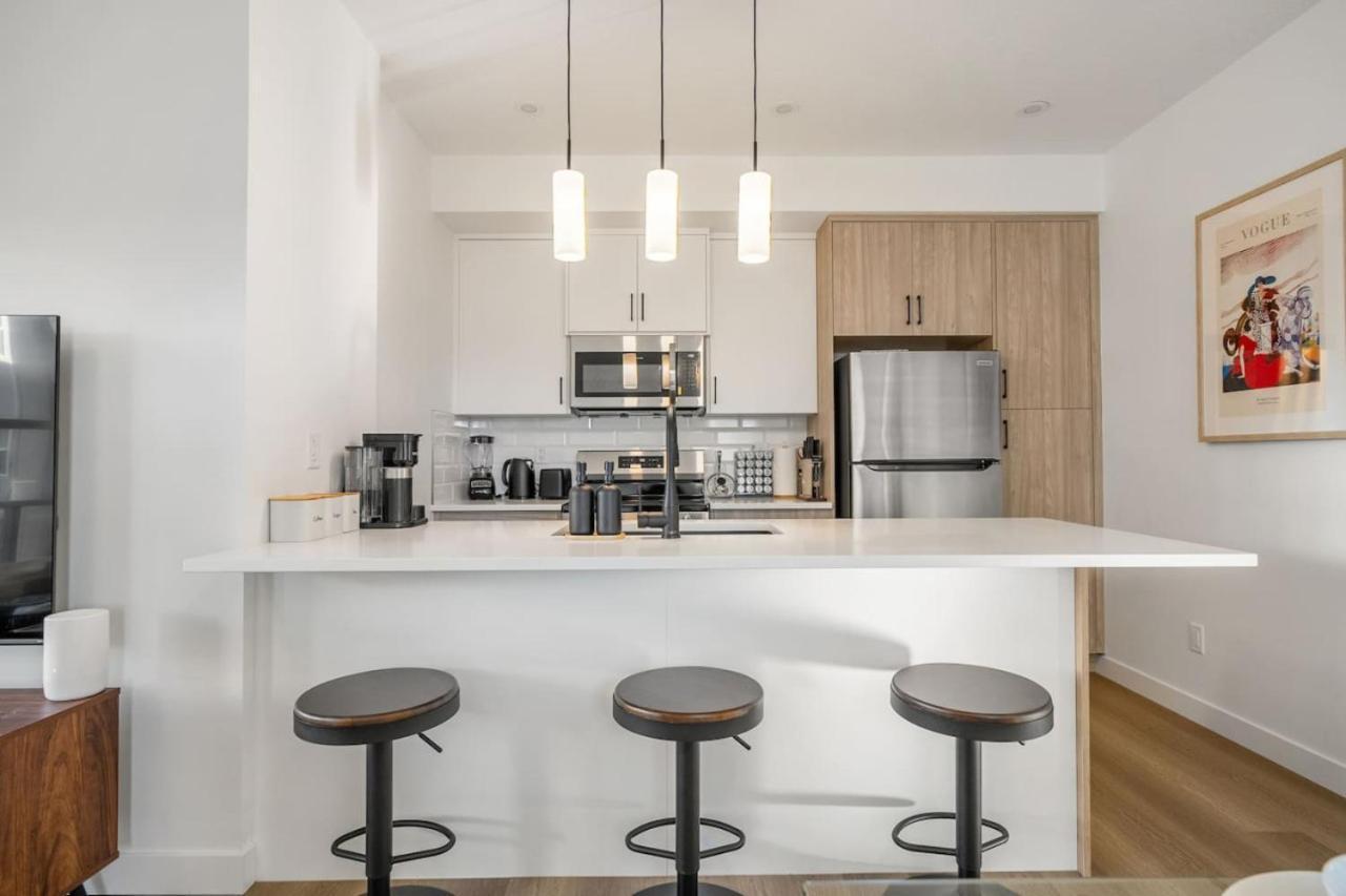 2 Bedroom Modern Townhouse Near Aspen Landing With Garage Parking, Fast Wi-fi, Office, 2 Full Baths & Netflix Hébergement de vacances Calgary