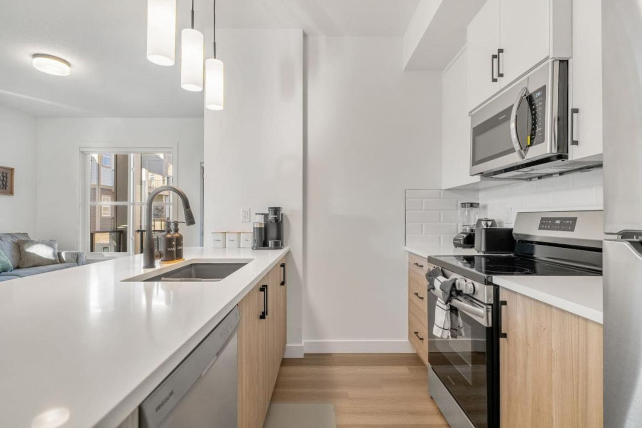 Hébergement de vacances 2 Bedroom Modern Townhouse Near Aspen Landing With Garage Parking, Fast Wi-fi, Office, 2 Full Baths & Netflix Calgary