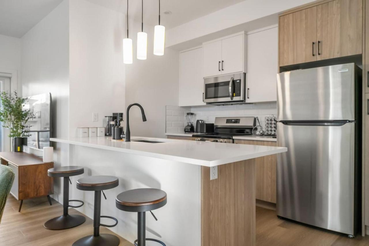 2 Bedroom Modern Townhouse Near Aspen Landing With Garage Parking, Fast Wi-fi, Office, 2 Full Baths & Netflix