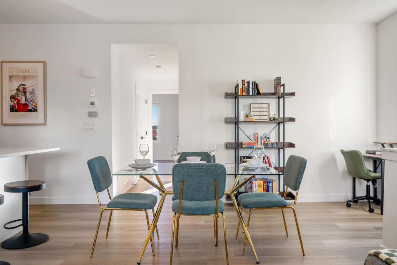 2 Bedroom Modern Townhouse Near Aspen Landing With Garage Parking, Fast Wi-fi, Office, 2 Full Baths & Netflix Hébergement de vacances