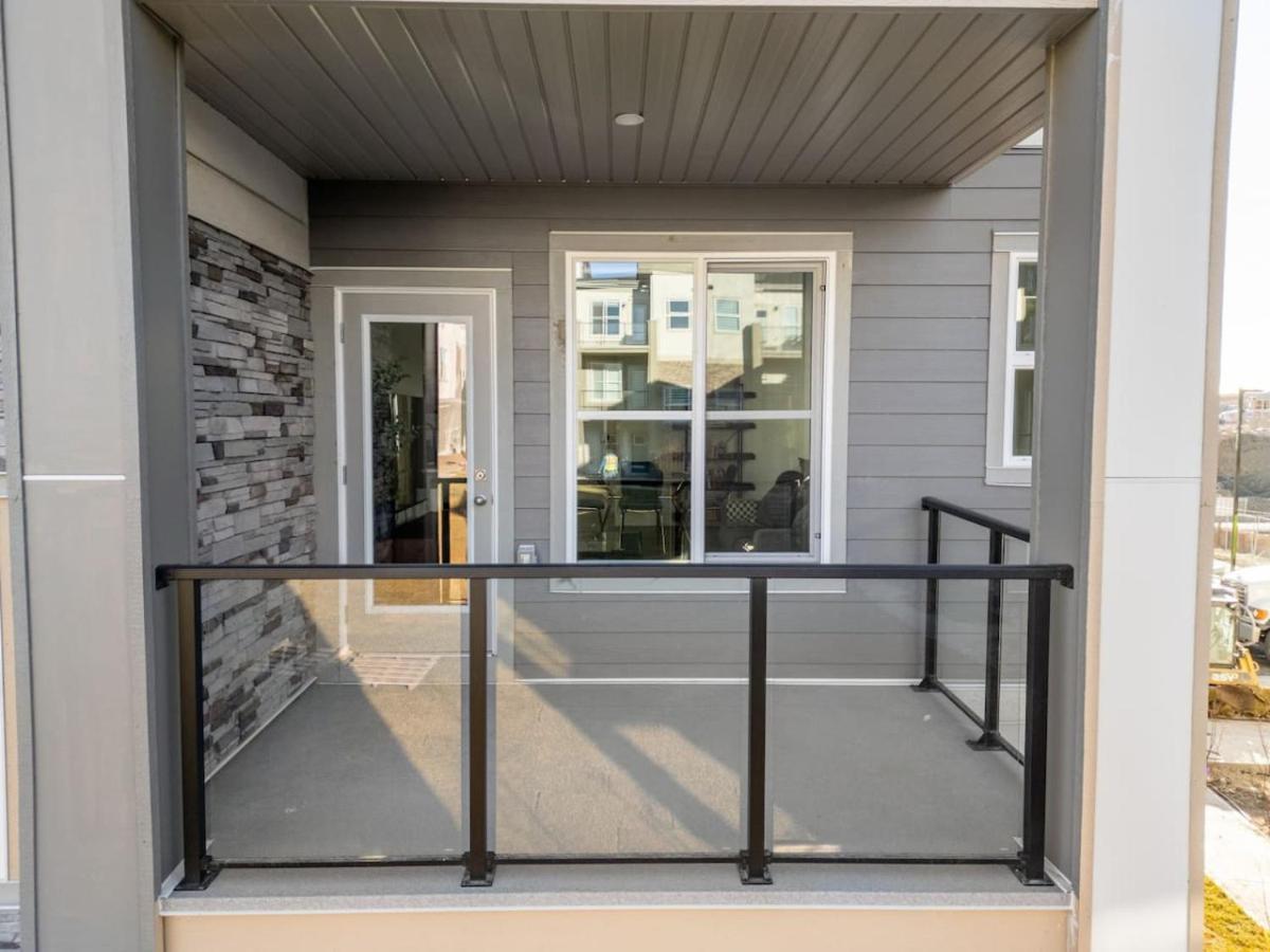 2 Bedroom Modern Townhouse Near Aspen Landing With Garage Parking, Fast Wi-fi, Office, 2 Full Baths & Netflix Calgary