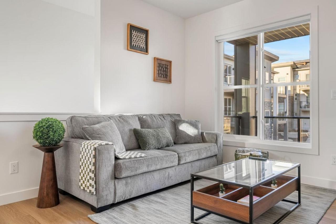 Hébergement de vacances 2 Bedroom Modern Townhouse Near Aspen Landing With Garage Parking, Fast Wi-fi, Office, 2 Full Baths & Netflix