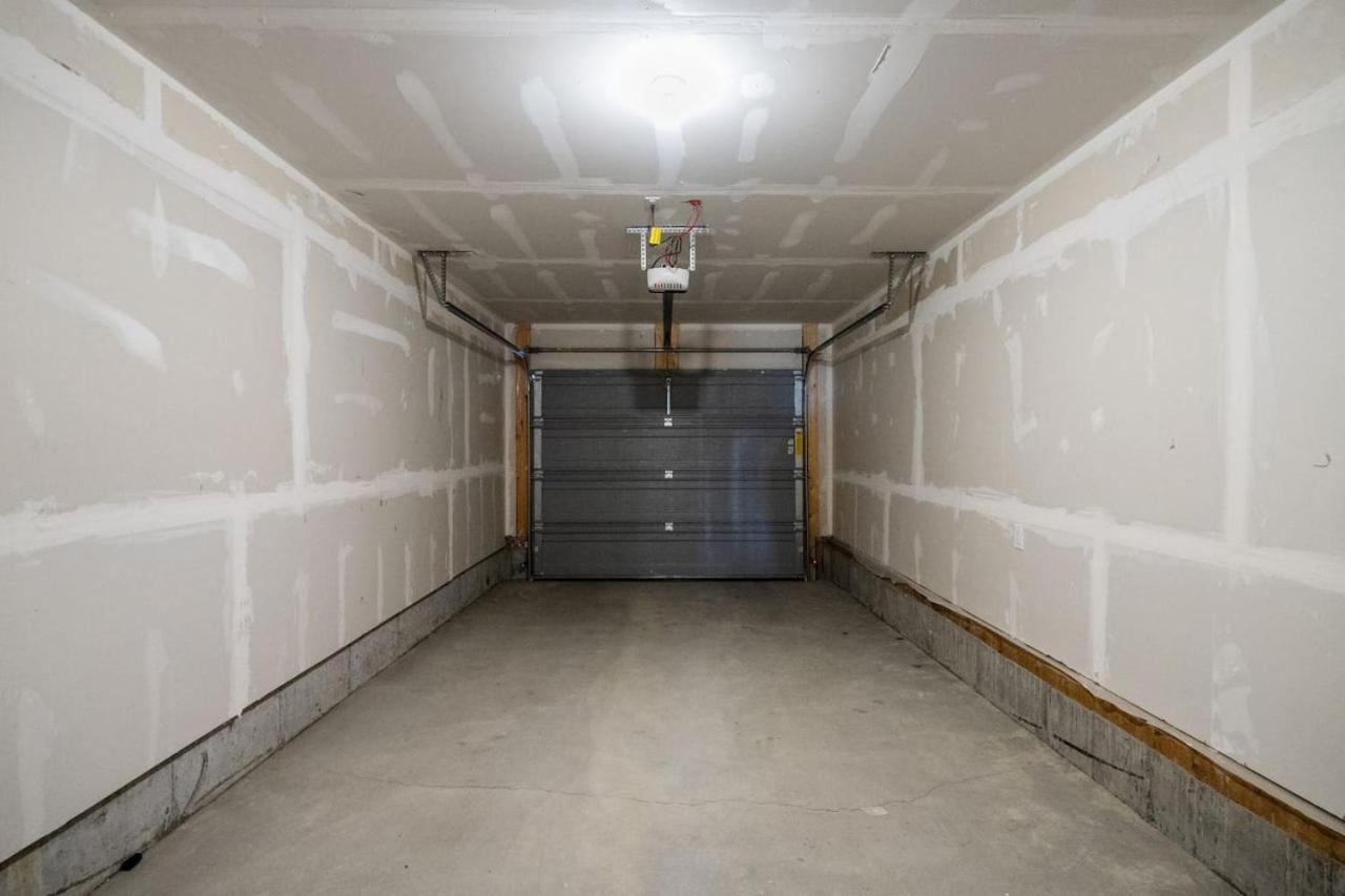 2 Bedroom Modern Townhouse Near Aspen Landing With Garage Parking, Fast Wi-fi, Office, 2 Full Baths & Netflix Hébergement de vacances *