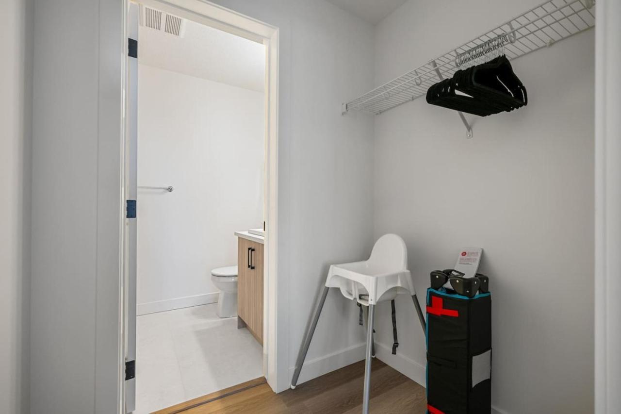 Hébergement de vacances 2 Bedroom Modern Townhouse Near Aspen Landing With Garage Parking, Fast Wi-fi, Office, 2 Full Baths & Netflix *