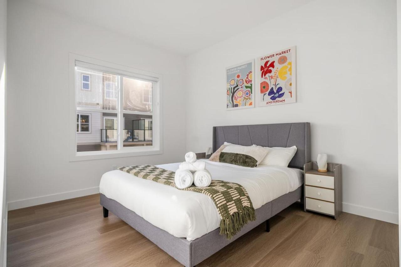 2 Bedroom Modern Townhouse Near Aspen Landing With Garage Parking, Fast Wi-fi, Office, 2 Full Baths & Netflix Calgary