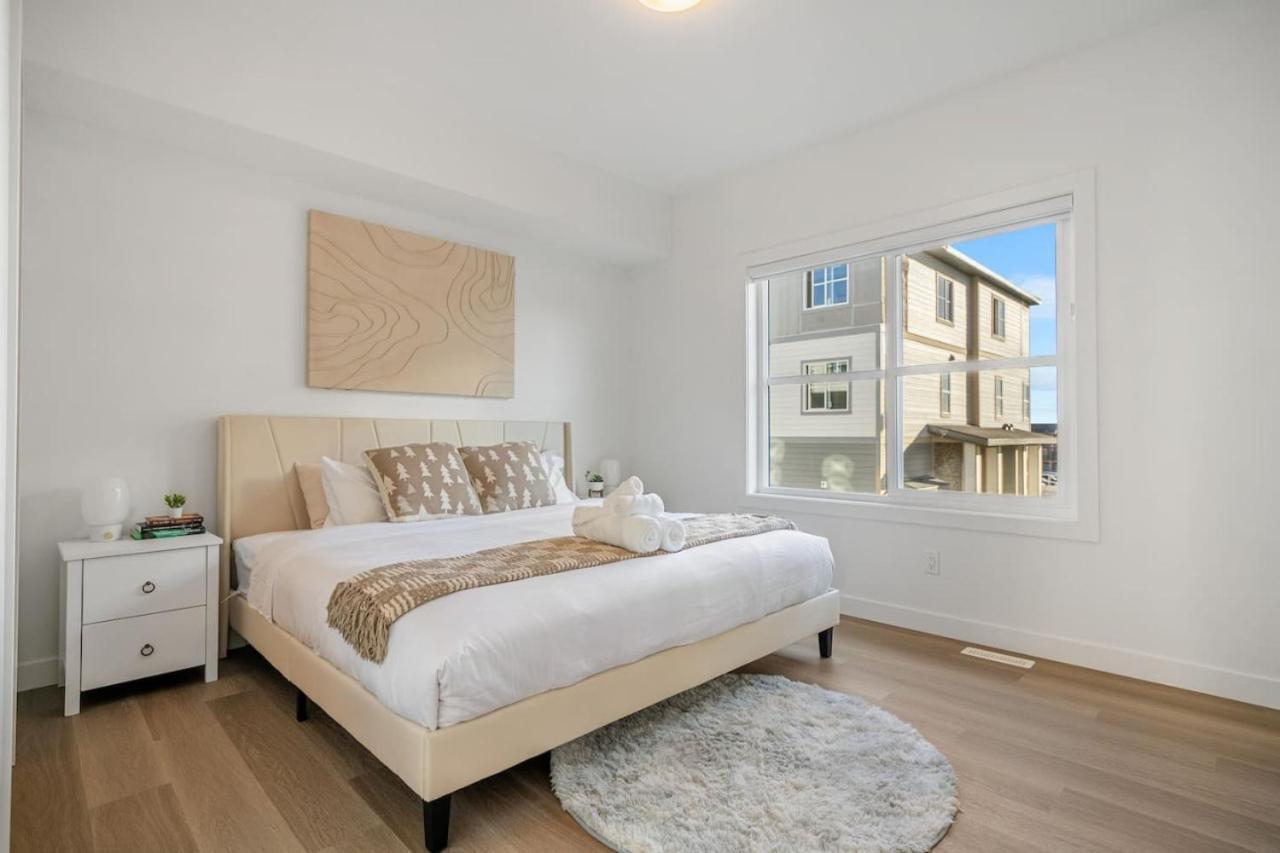 Hébergement de vacances 2 Bedroom Modern Townhouse Near Aspen Landing With Garage Parking, Fast Wi-fi, Office, 2 Full Baths & Netflix