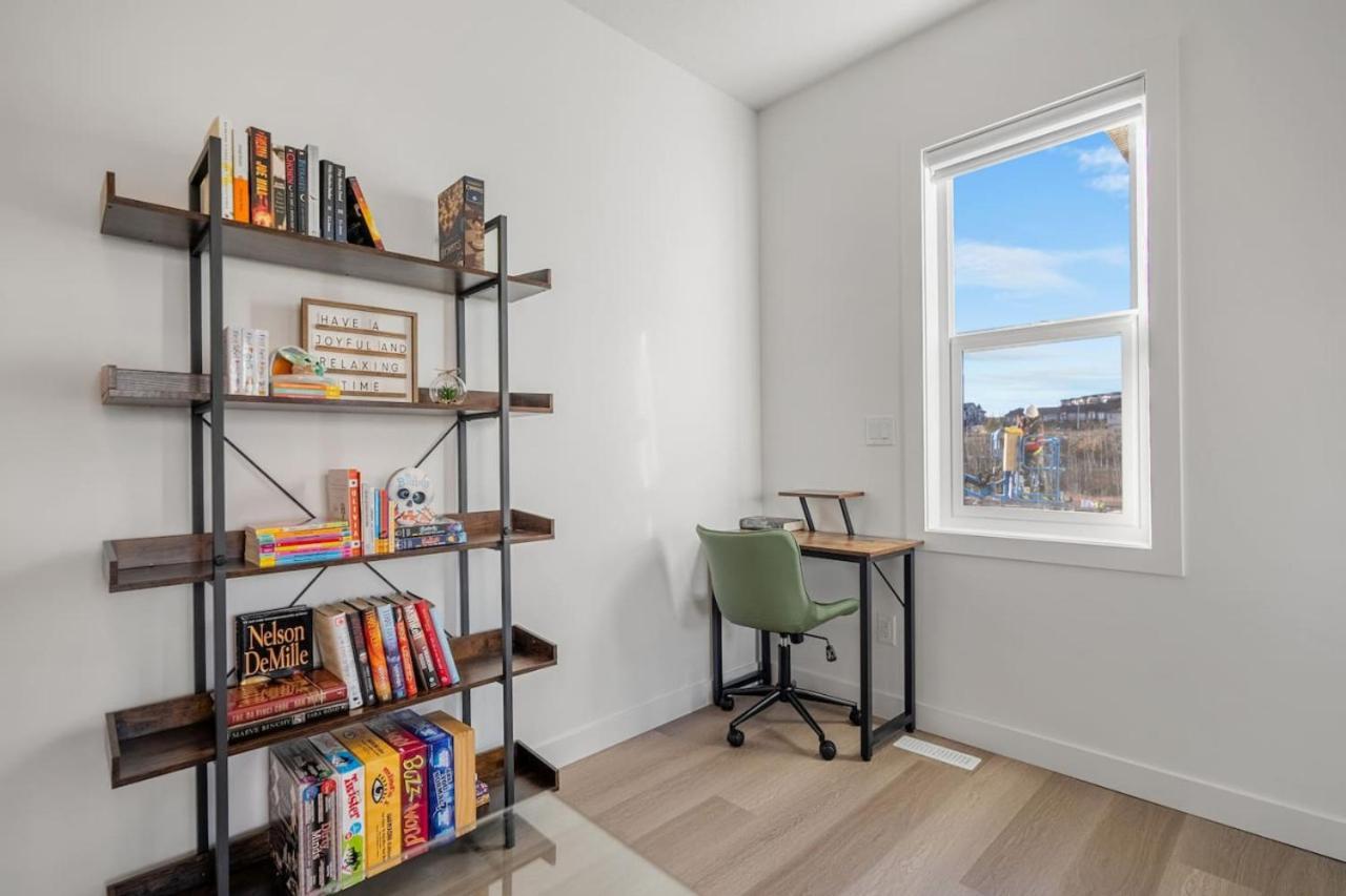 2 Bedroom Modern Townhouse Near Aspen Landing With Garage Parking, Fast Wi-fi, Office, 2 Full Baths & Netflix Calgary