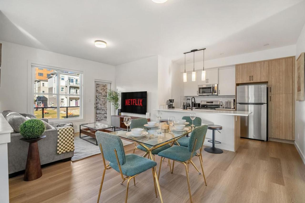 Holiday home 2 Bedroom Modern Townhouse Near Aspen Landing With Garage Parking, Fast Wi-fi, Office, 2 Full Baths & Netflix