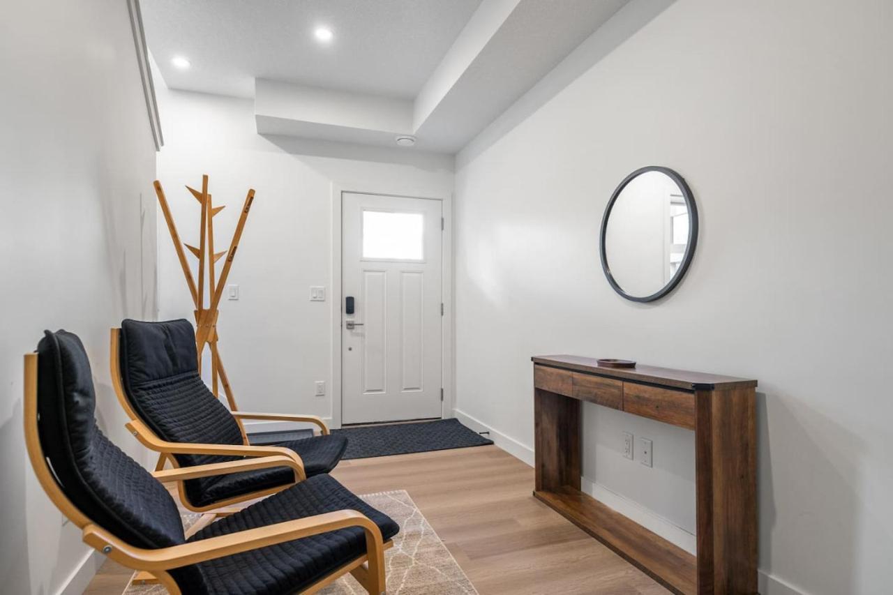 Holiday home 2 Bedroom Modern Townhouse Near Aspen Landing With Garage Parking, Fast Wi-fi, Office, 2 Full Baths & Netflix Calgary
